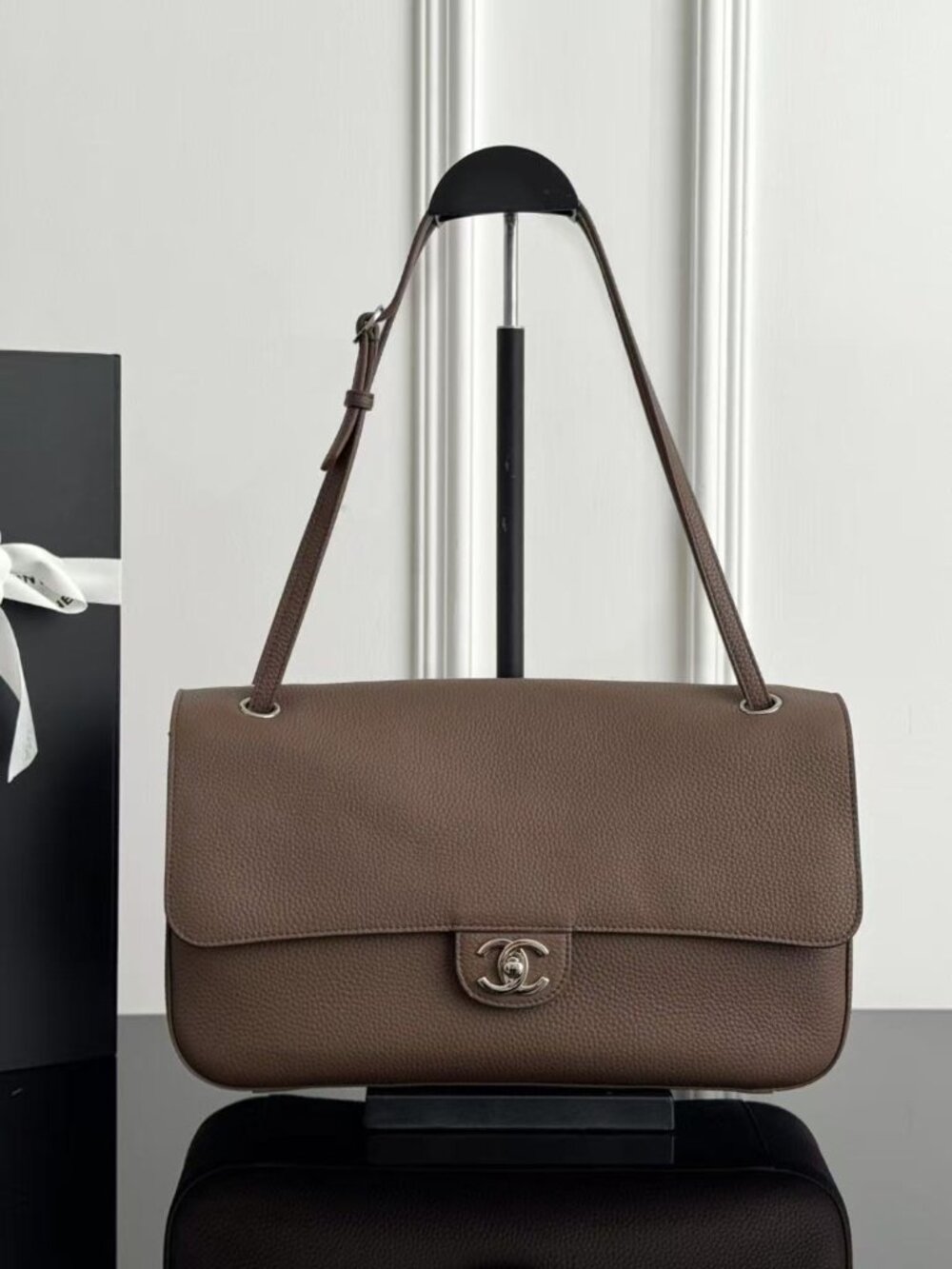 Classic CHANEL bag: A Stylish and Versatile Choice for Elegance